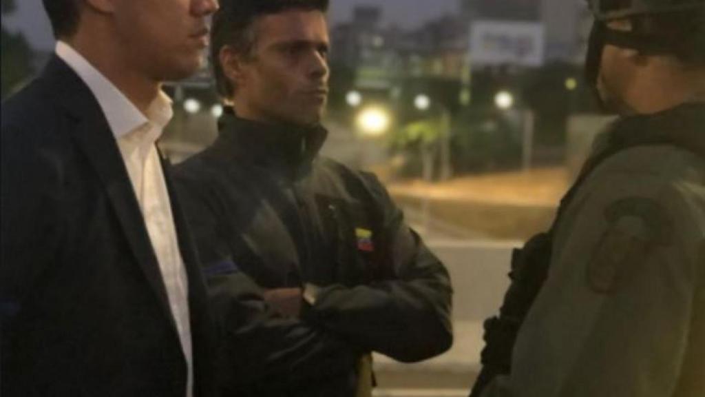 Leopoldo López y Juan Guaidó en una conversación con un militar tras la liberación.