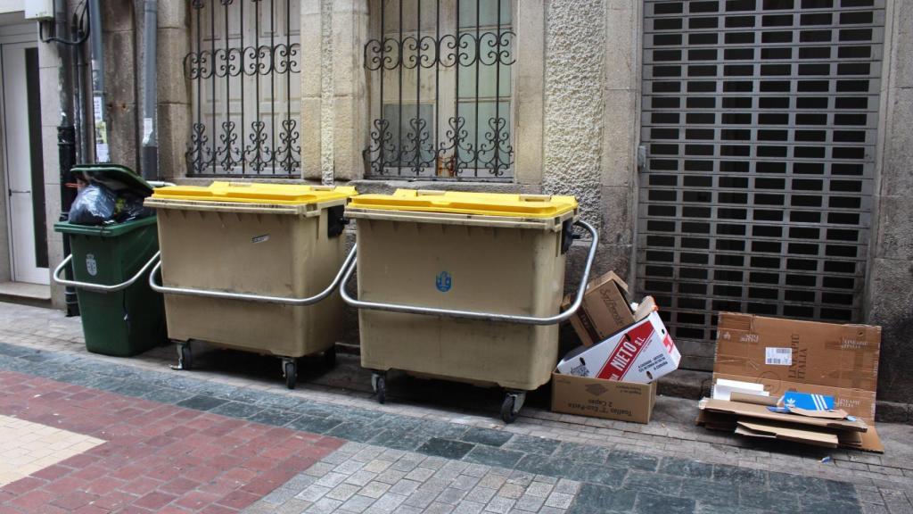 Foto de archivo: Contenedores en la calle Galera al lado del antiguo Mcdonald’s.