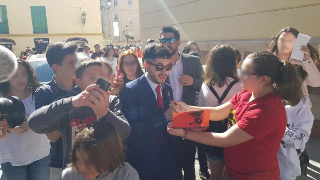 El youtuber Wismichu, número 1 del ránking, firmando autógrafos