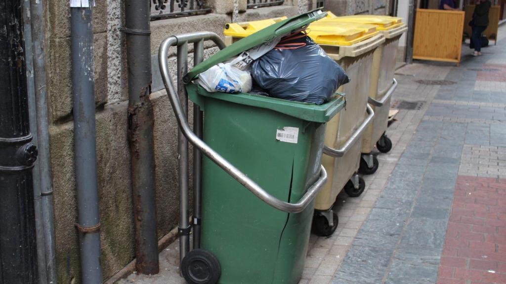 Imagen de archivo. Contenedores en la calle Galera.