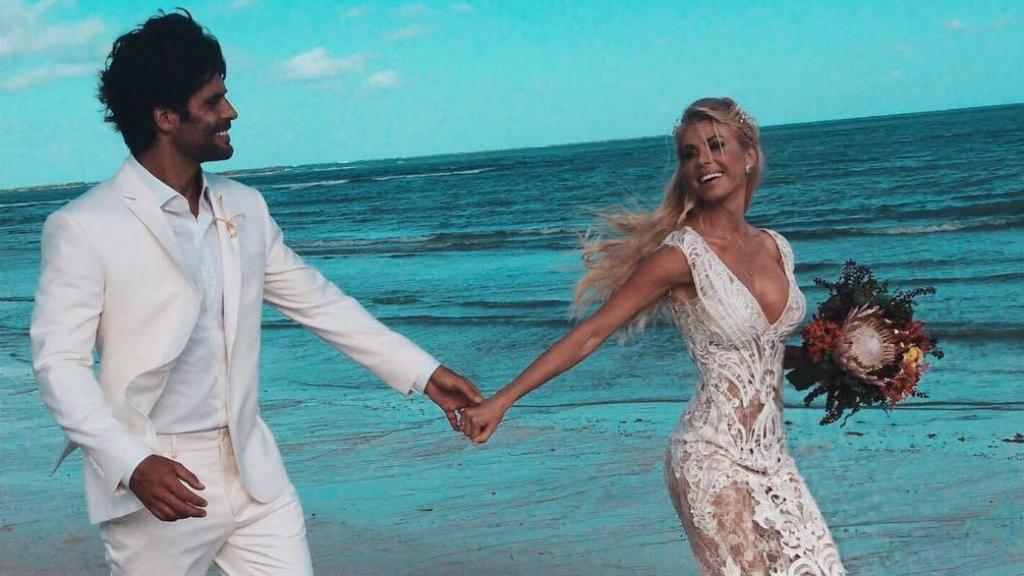 Caroline y Sestigao el día de su boda en la playa a finales de enero.