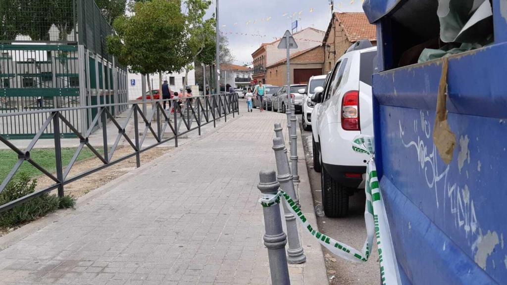 El lugar en el que se desplomó Alex, con el ambulatorio, al fondo, que estaba cerrado.