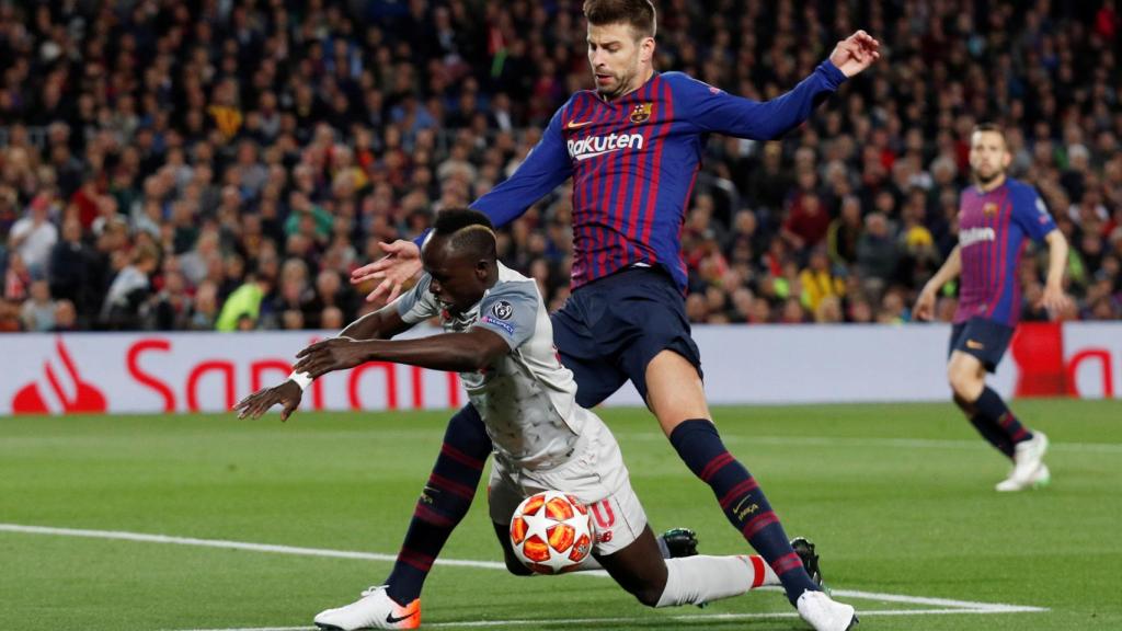 Posible penalti de Piqué sobre Mané