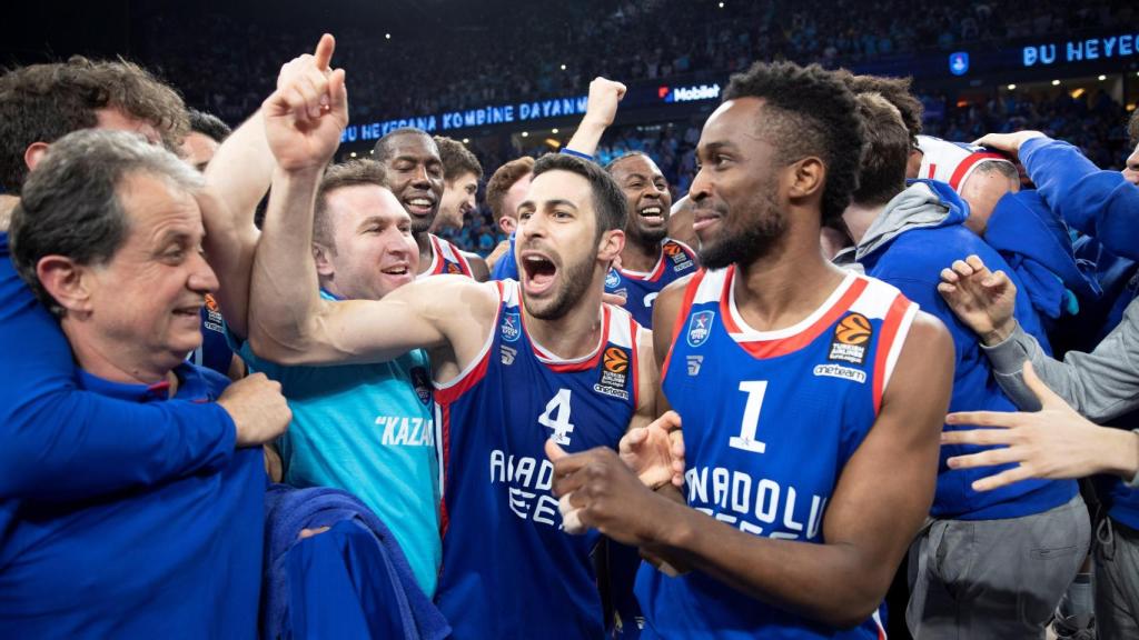 Los jugadores del Anadolu Efes celebran su clasificación a la Final Four