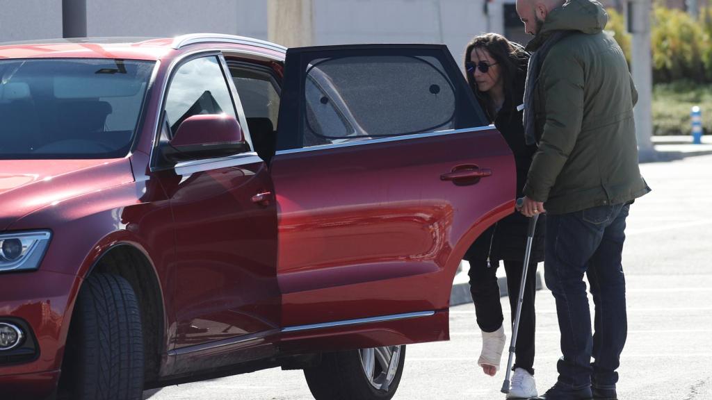 La cantante Malú recién salida del hospital tras su operación de tobillo.