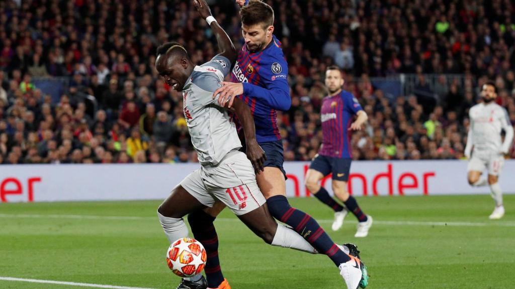 Posible penalti de Piqué sobre Mané con empate en el marcador