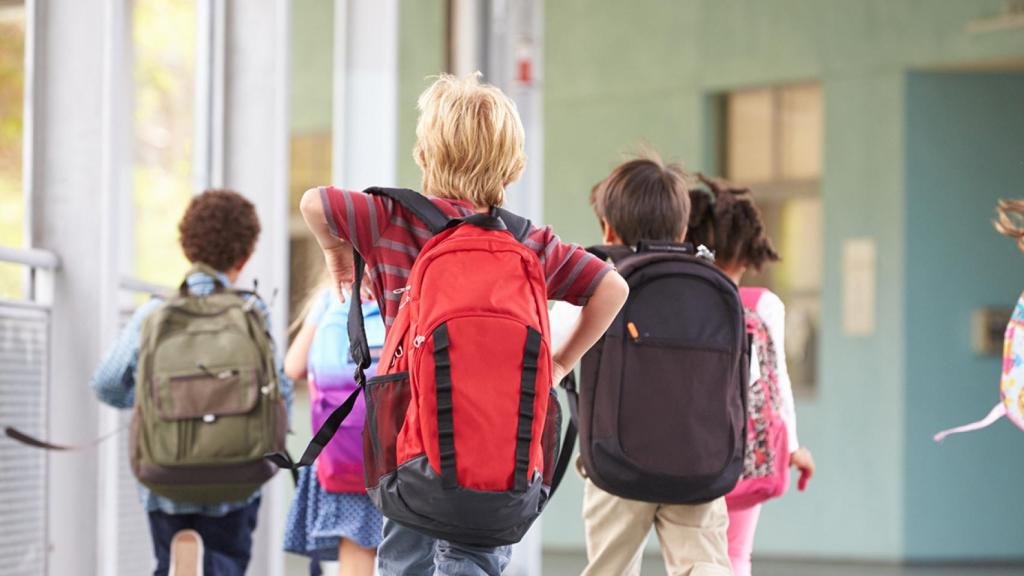 Alumnos de Primaria con sensores en sus mochilas para medir la contaminación