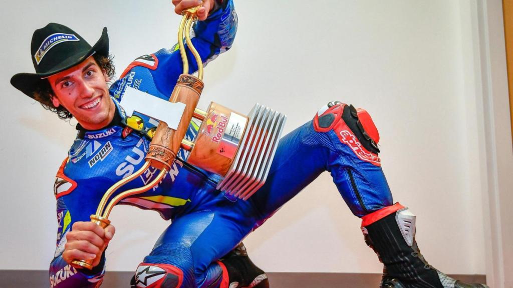 Álex Rins posa con el trofeo de ganador del Gran Premio de Las Américas, en el COTA de Austin.