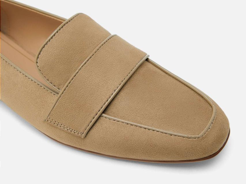 Detalle del antifaz en la parte delantera del mocasín.