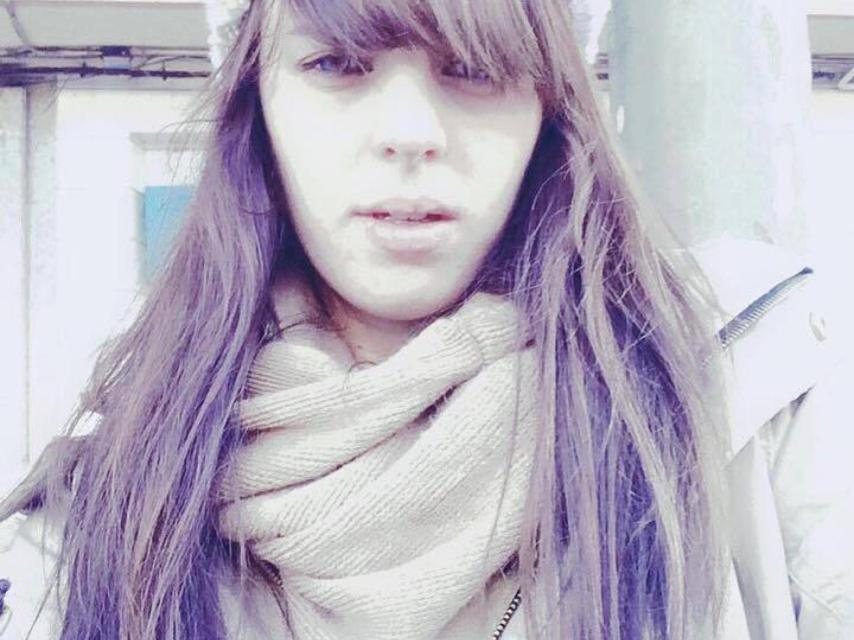 Natalia, luciendo gorro invernal. La reina de la burundanga.