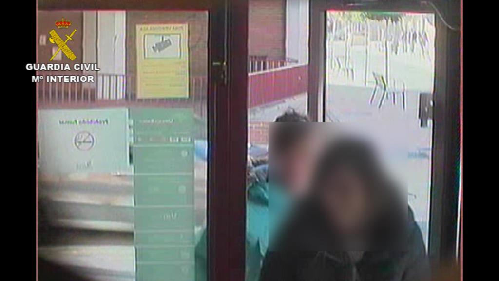 Natalia acompaña a una de las víctimas a las que había drogado a un cajero de León.