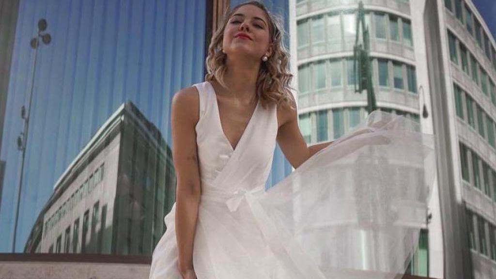 Modelo con vestido de novia de la firma 'C&A'.
