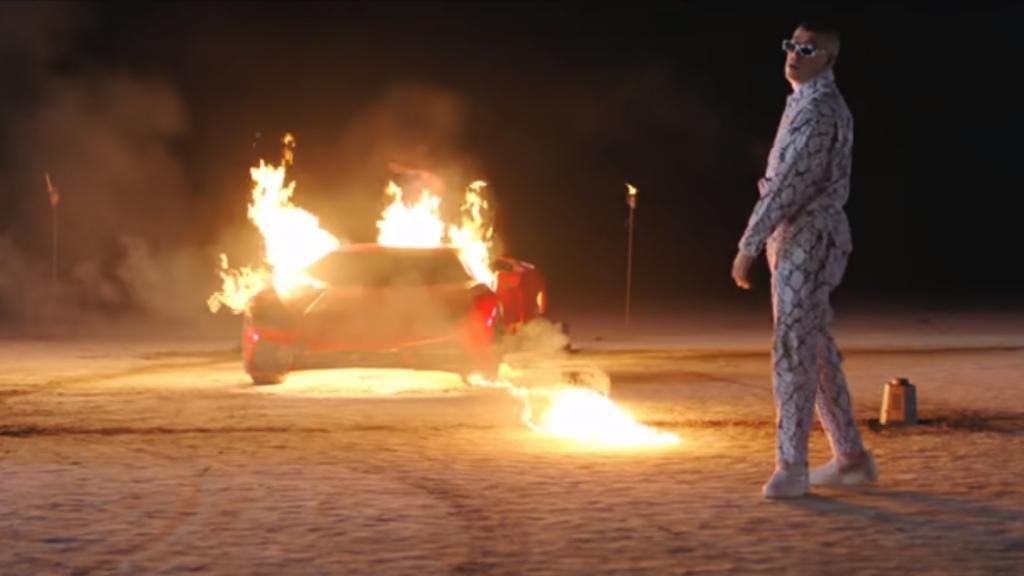 Bad Bunny en un fotograma de la canción 'La Romana'.