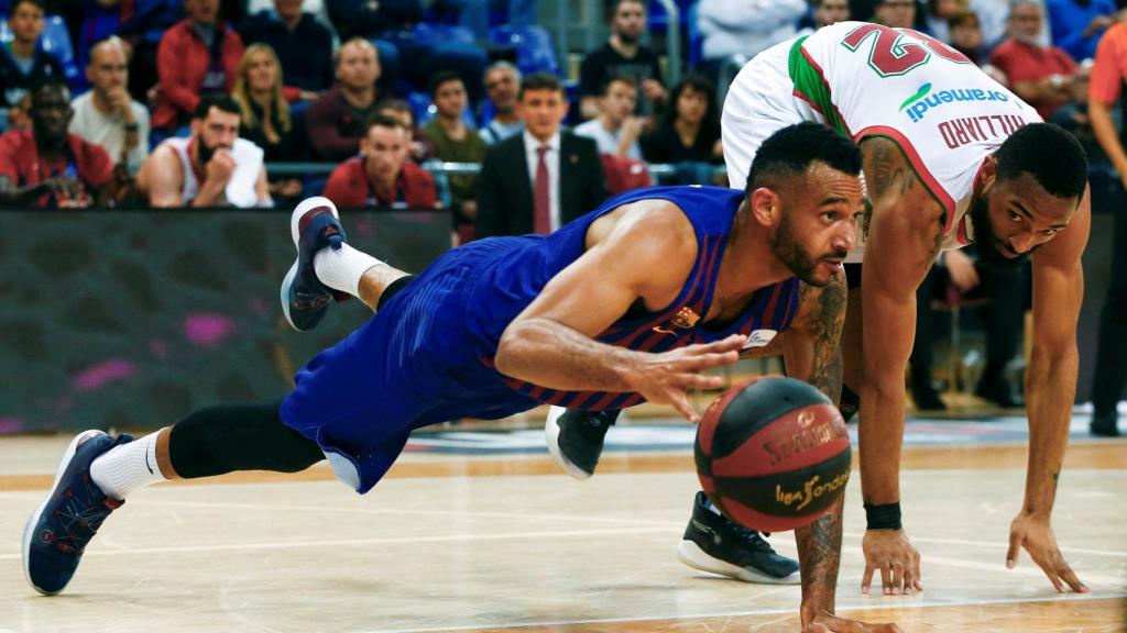 Adam Hanga pierde el equilibrio ante el Baskonia
