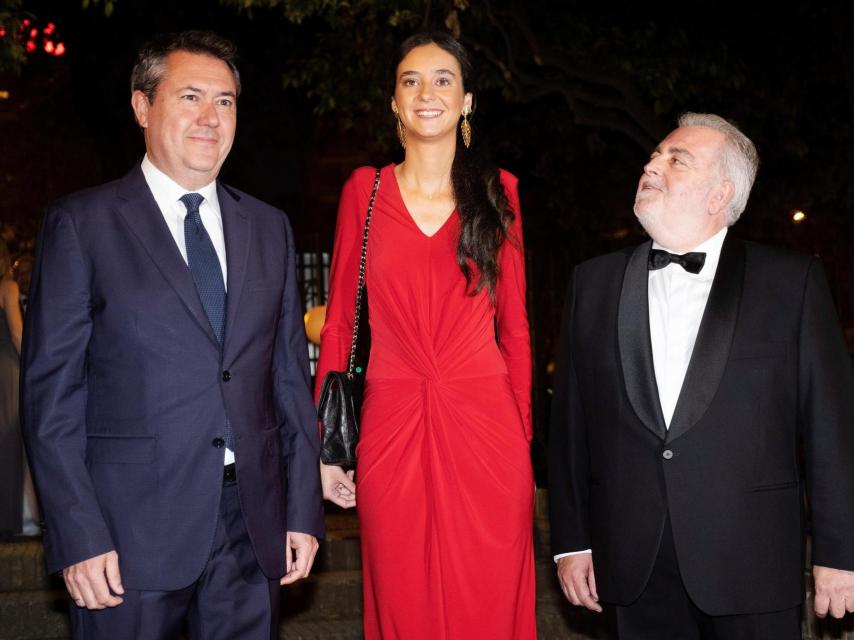 Victoria Federica, a su izquierda el alcalde de Sevilla, Juan Espadas, y a su derecha el presidente del Real Club de Enganches de Andalucía, Jesús Contreras Ramos.