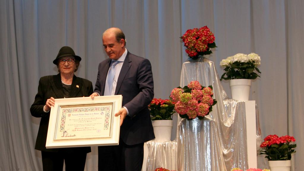 Francisco Pardo, director general de la Policía, recibe el diploma como Molinero de Honor de manos de Lola Madrid, presidenta de la Asociación de los Amigos Hidalgos de los Molinos de Campo de Criptana.