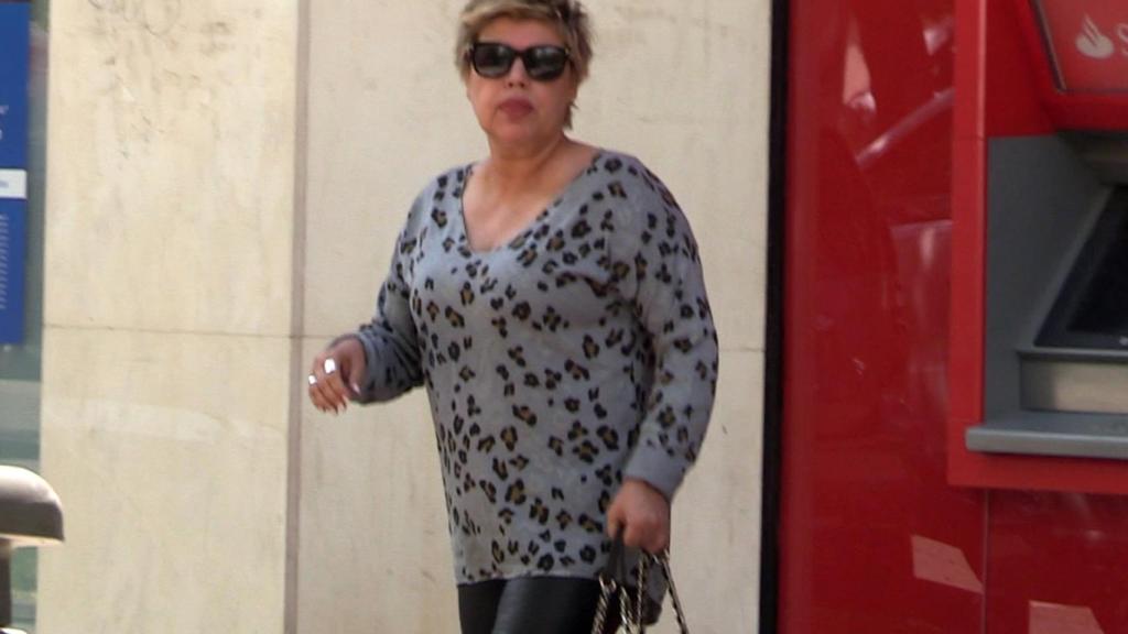 Terelu Campos saliendo del establecimiento.