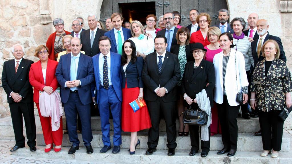 Los galardonados, con el alcalde de Campo de Criptana, Antonio Lucas-Torres junto a Cruz Sánchez de Lara, acompañados de los miembros de la Asociación de Hidalgos y parte de la corporación municipal.