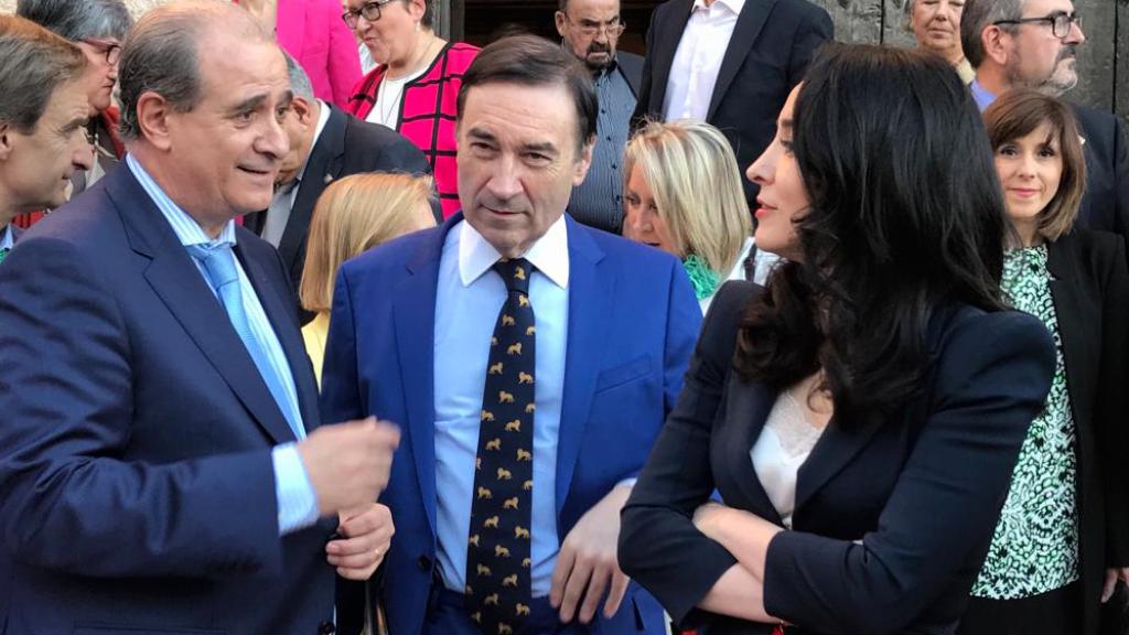 Los galardonados Francisco Pardo, director general de la Policía; Pedro J. Ramírez, director de EL ESPAÑOL y la abogada Cruz Sánchez de Lara.