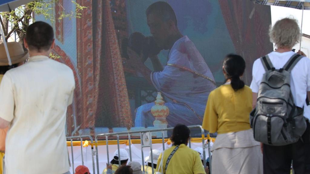 Algunos ciudadanos han vivido este momento histórico desde las calles, con las pantallas que el gobierno ha colocado.