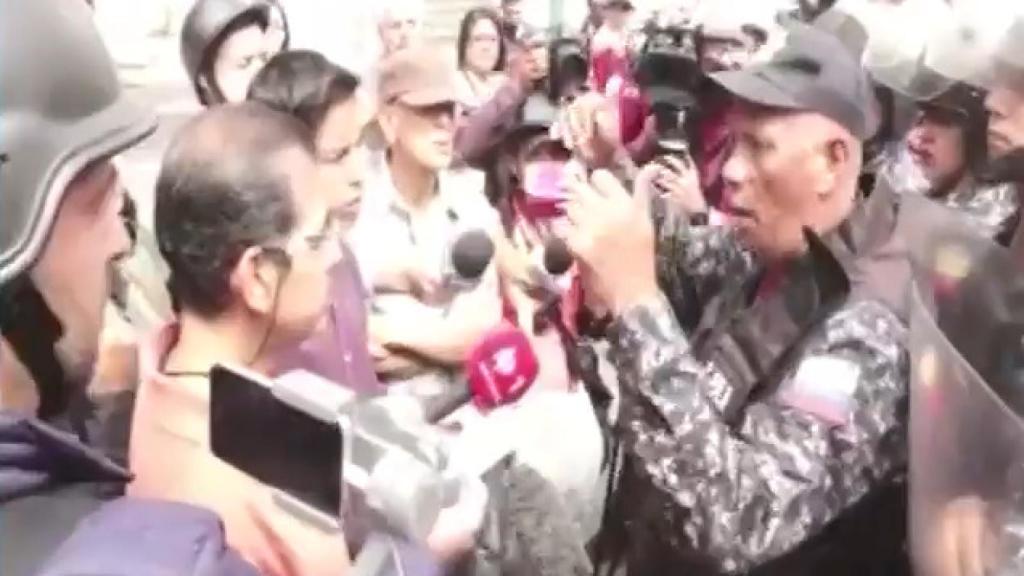 Momento en el que los manifestantes leen ante un militar.