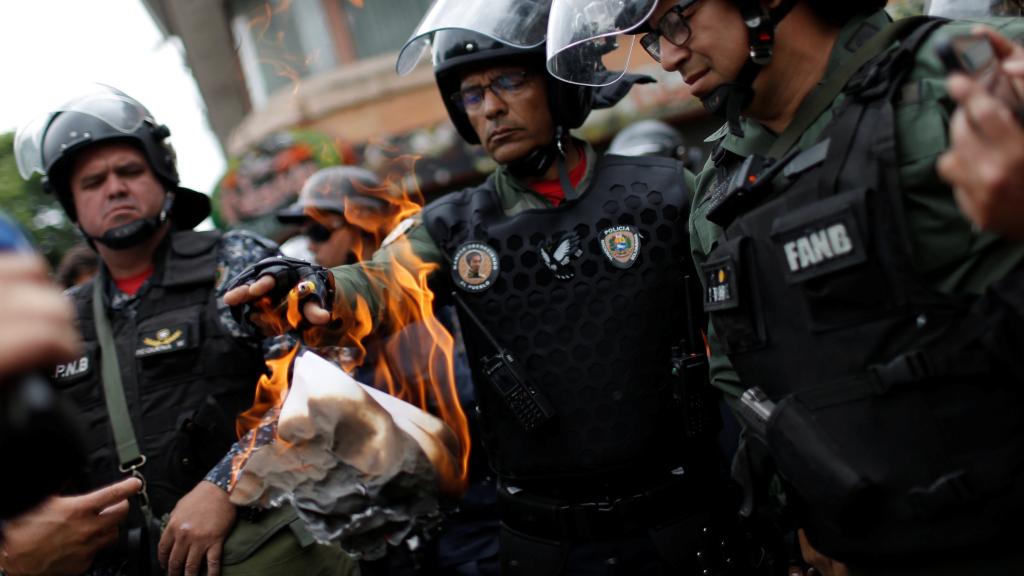 Momento en el que las autoridades queman el documento.