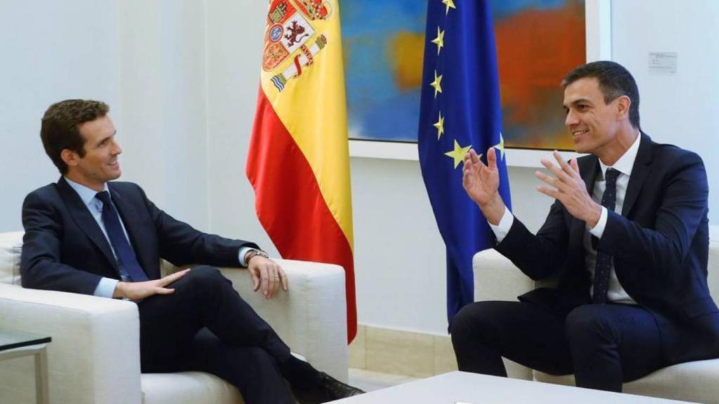 Foto de archivo de Pablo Casado y Pedro Sánchez en un encuentro en Moncloa