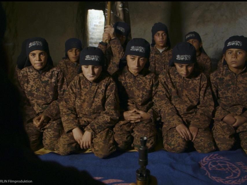 Niños en un campo de entrenamiento.