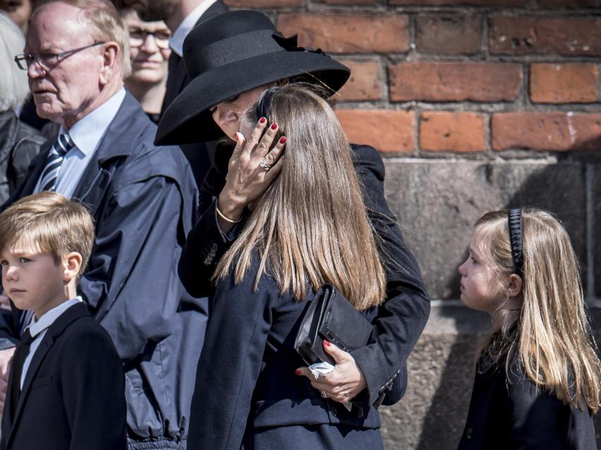 La princesa Mary de Dinamarca junto a sus hijos, la princesa Isabel y los príncipes Vicente y Josefina.