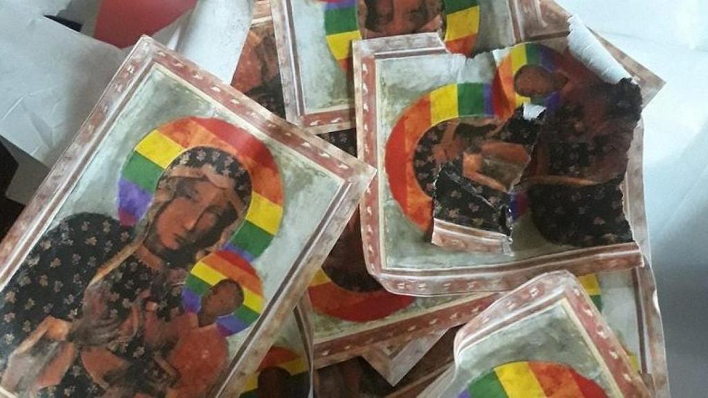 Carteles encontrados en casa de la detenida.