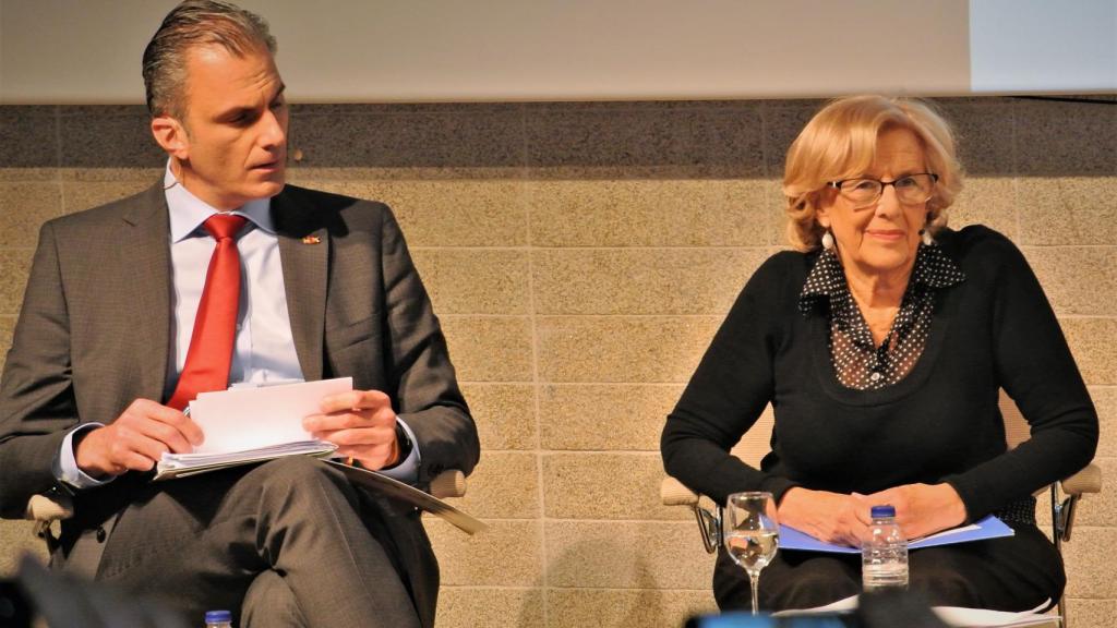 Javier Ortega Smith, candidato de Vox, y la alcaldesa de Madrid, Manuela Carmena.