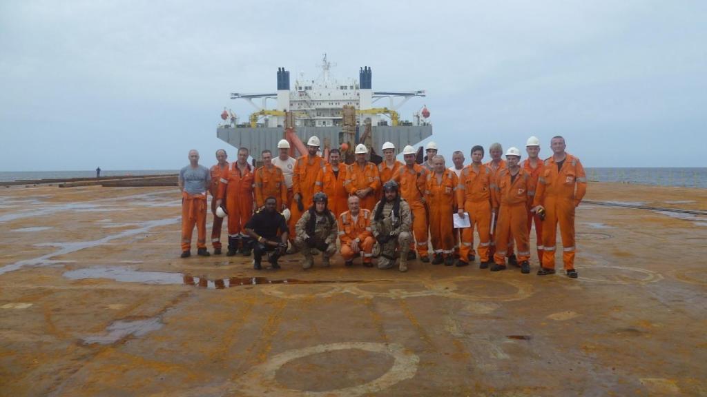 Parte del personal liberado, junto a los efectivos españoles.