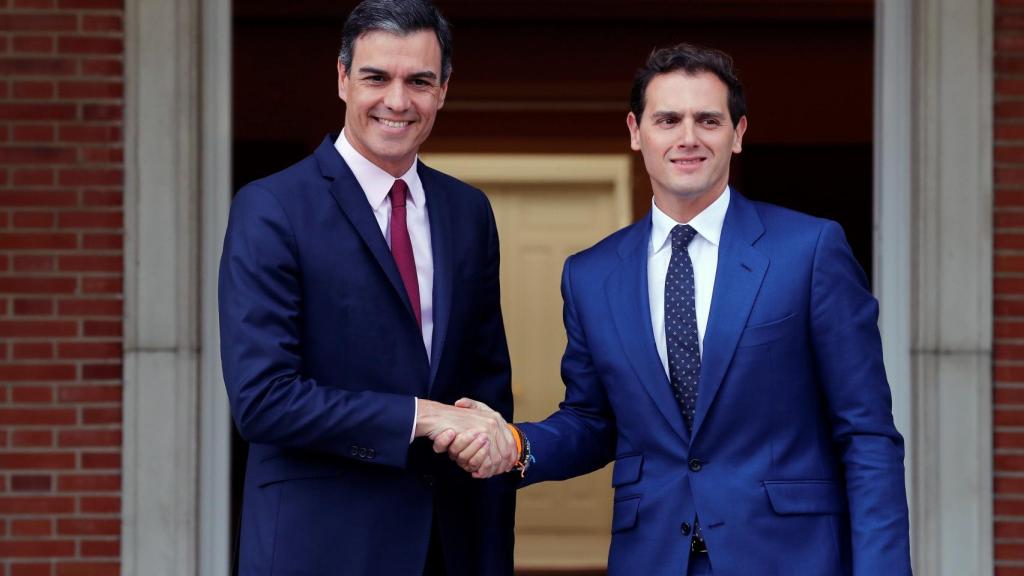 Sánchez con Rivera a su llegada a la Moncloa.