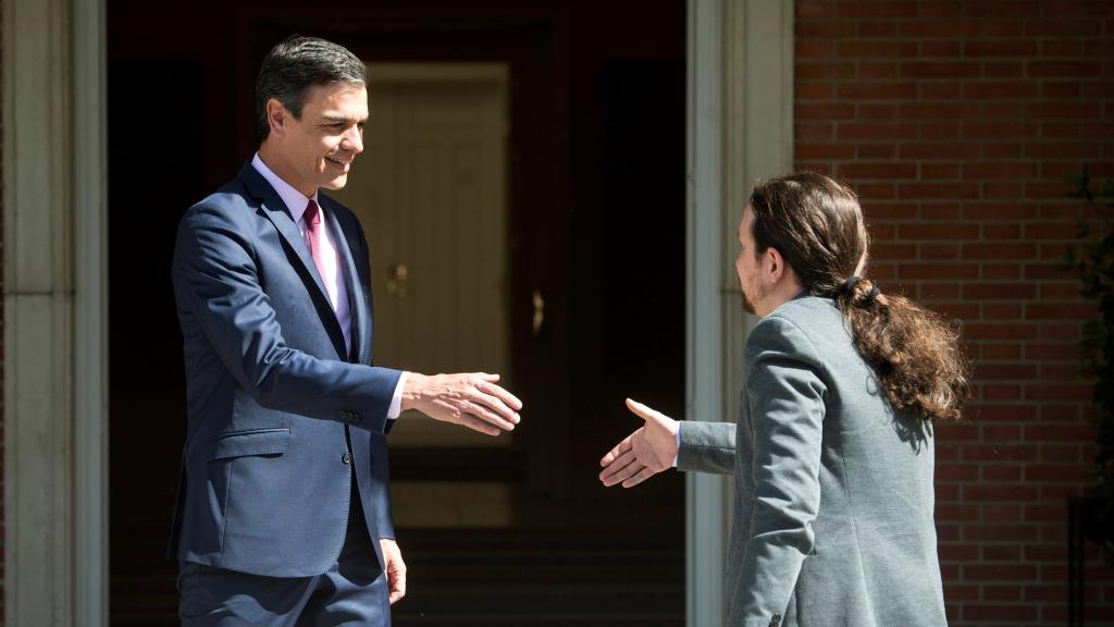 Pedro Sánchez recibe a Pablo Iglesias en Moncloa.