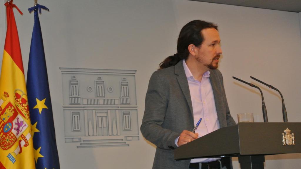 Pablo Iglesias comparece ante la prensa tras la reunión con Pedro sánchez en Moncloa.