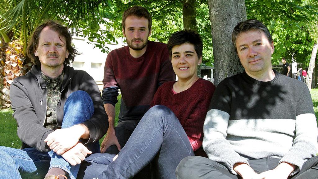 Eneko Agirre (a la derecha) y colaboradores en el estudio.