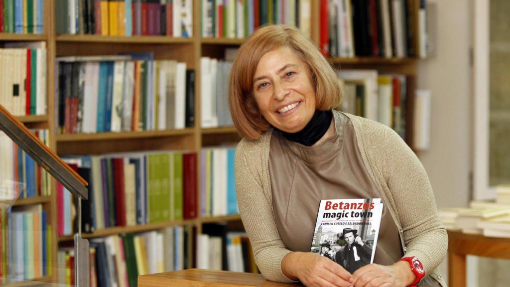 Carmen Cotelo en la presentación de su libro (fotografía cedida por La Voz de Galicia)