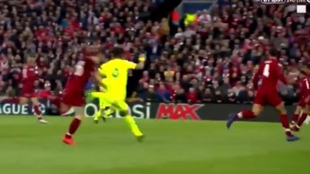 Luis Suarez propina una coz a Andrew Robertson