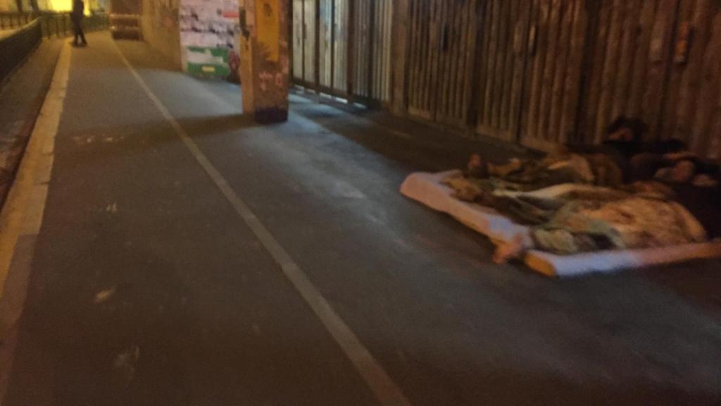 De noche, la puerta de la universidad se llena de mendigos durmiendo