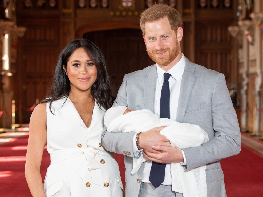 Harry de Inglaterra y Meghan Markle presentando al pequeño.