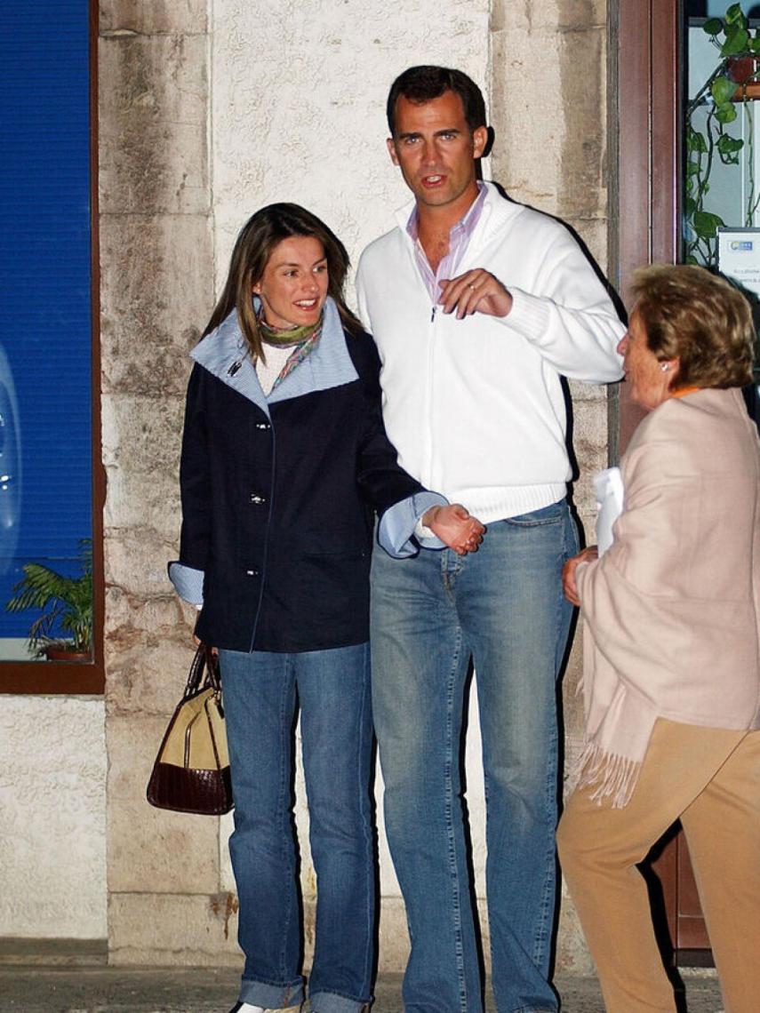 Felipe y Letizia con la abuela Menchu en su casa de Ribadesella.