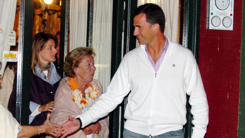 Felipe y Letizia junto a la abuela Menchu en Asturias.