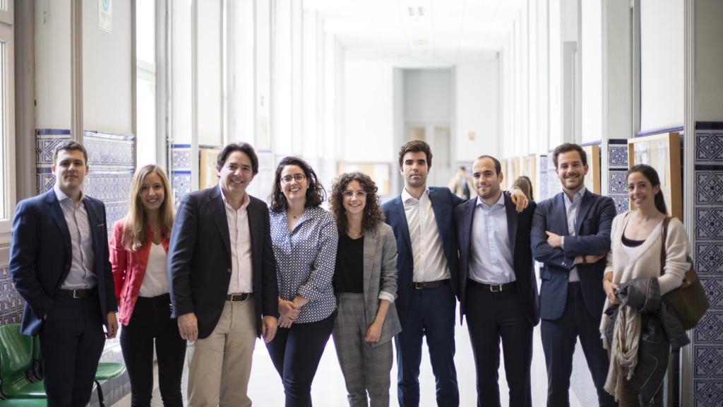 Manglano posa junto a sus compañeros poco antes de entrar en clase.