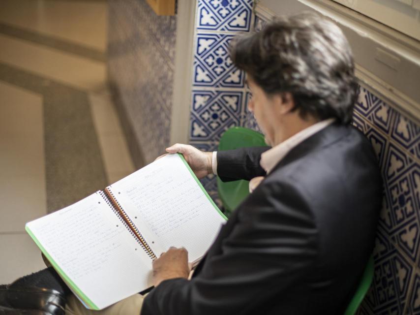 Manglano, con sus apuntes.