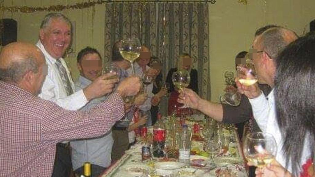 El Rey del mármol brinda durante una de las muchas fiestas que se hacían en su casa.