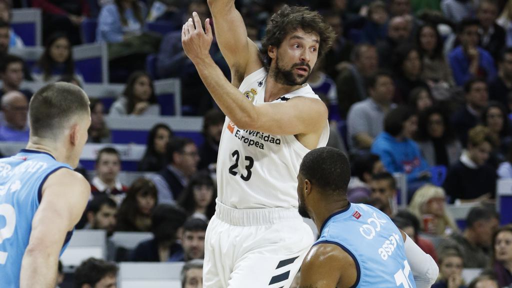 Llull realiza un pase ante la presión de Cook
