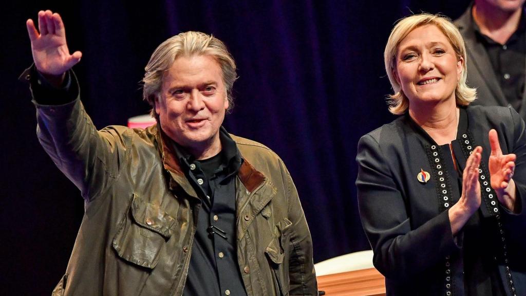 Steve Bannon junto a Marine Le Pen durante la gira que realizó por Europa hace unos meses.