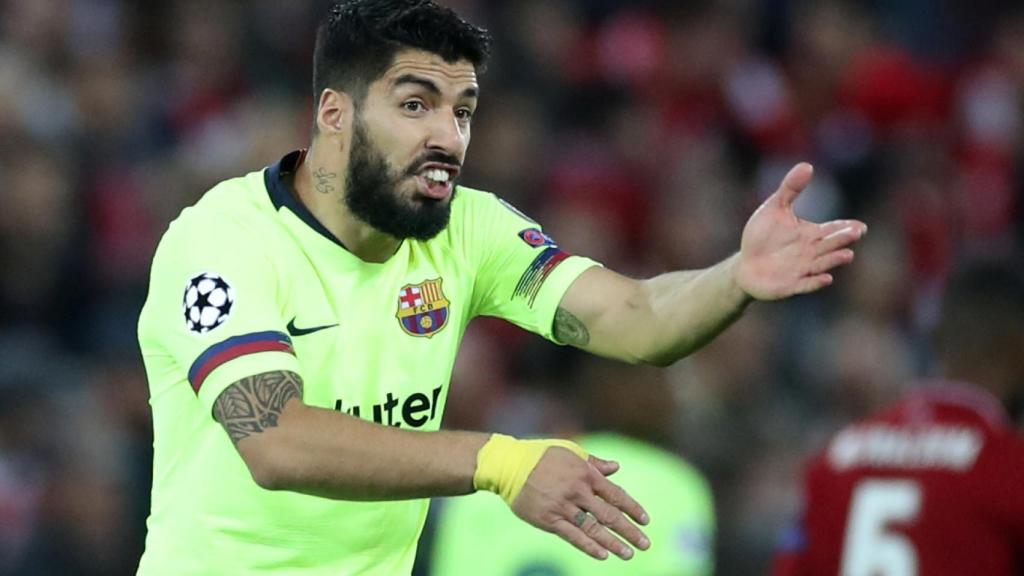 Luis Suárez se queja de una acción ante el Liverpool