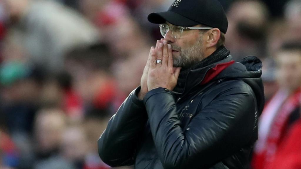 Jürgen Klopp, desde el banquillo siguiendo el trabajo de sus jugadores sobre el campo