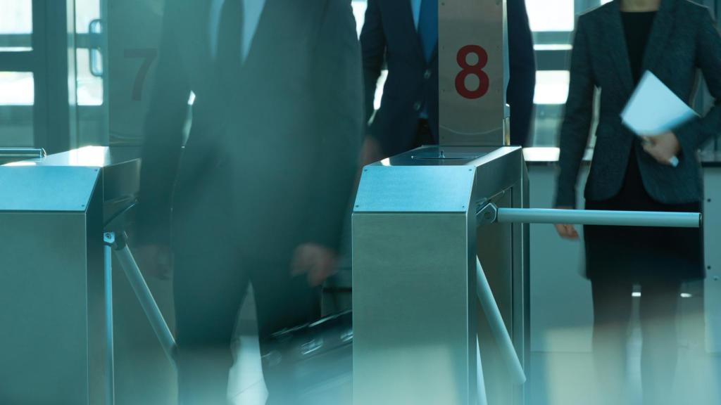 Varios empleados entran en una empresa.